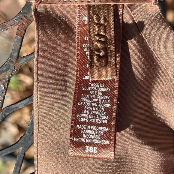 Skims Ultimate Teardrop Push-up Bra 38C
Jasper Brown - Picture 5 of 5